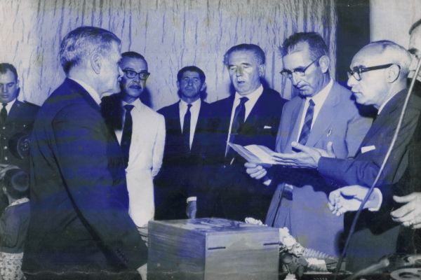 Na noite do dia 29 de agosto de 1963, às 20h, Inconfidentes vivenciava um momento histórico com a posse dos primeiros vereadores, prefeito e vice-prefeito eleitos de sua história. Assim, inaugurava-se a Câmara Municipal, símbolo da organização política e administrativa do recém-criado município.